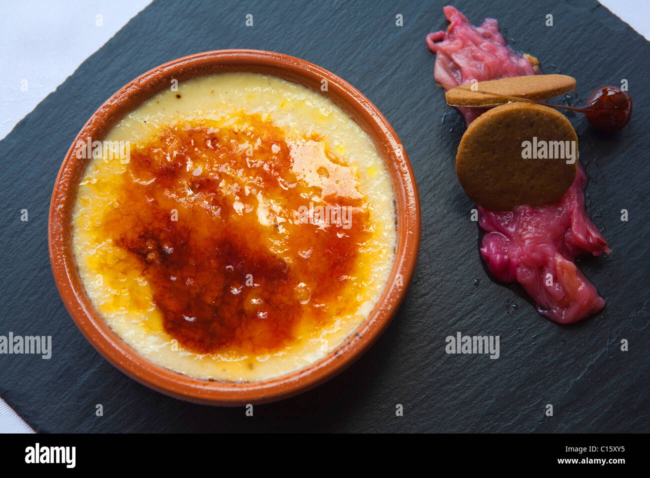 Il dessert creme brulee con arrosti di rabarbaro e anice stellato biscotto su una lista 116431 Food20 Foto Stock