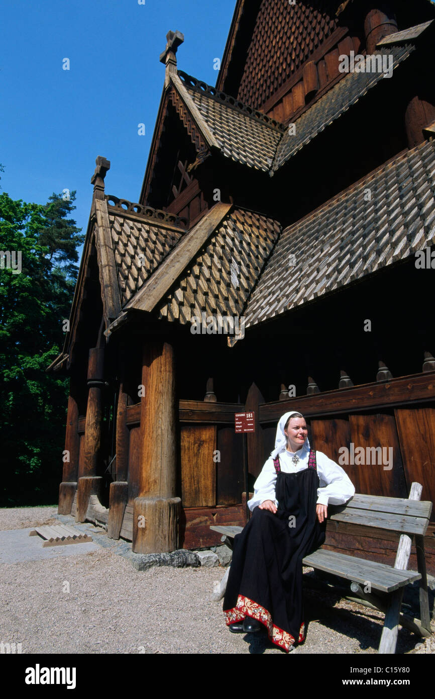 Donna che indossa il costume tradizionale in un museo a cielo aperto in Bygdoy, Oslo, Norvegia, Scandinavia, Europa Foto Stock