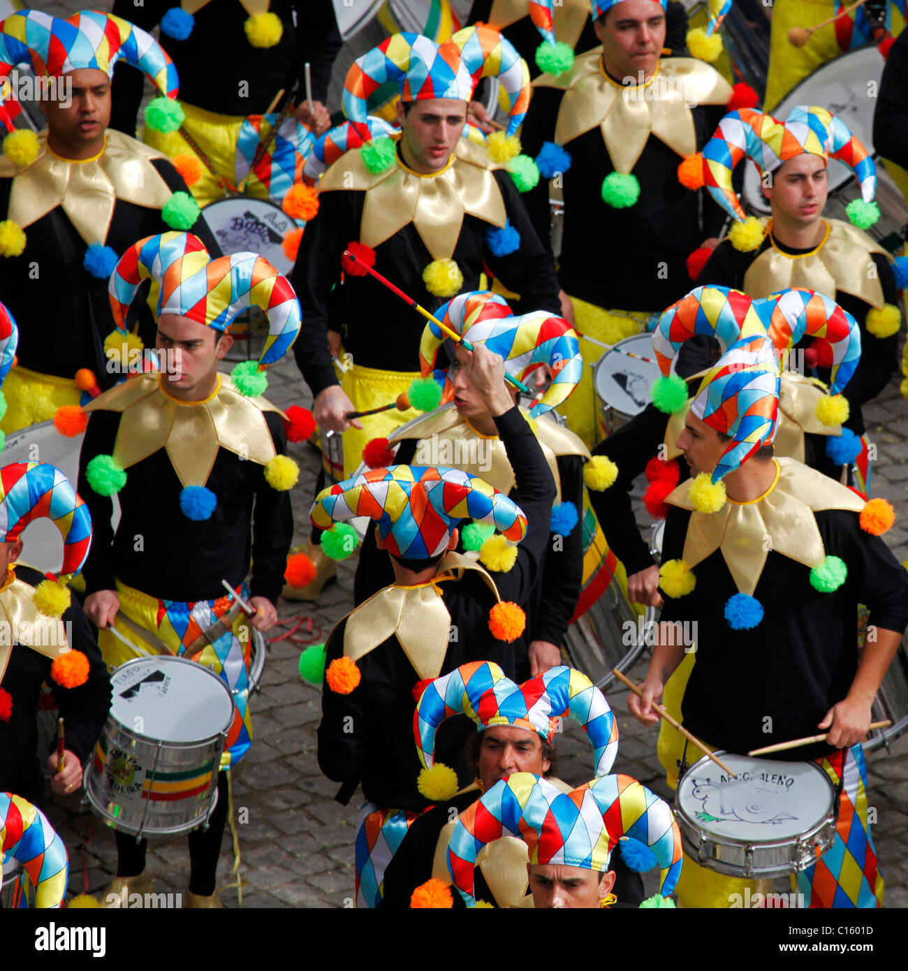 Gli uomini indossano costumi giullare presso il carnevale (Mardi Gras) celebrazioni a Sesimbra, Portogallo. Foto Stock