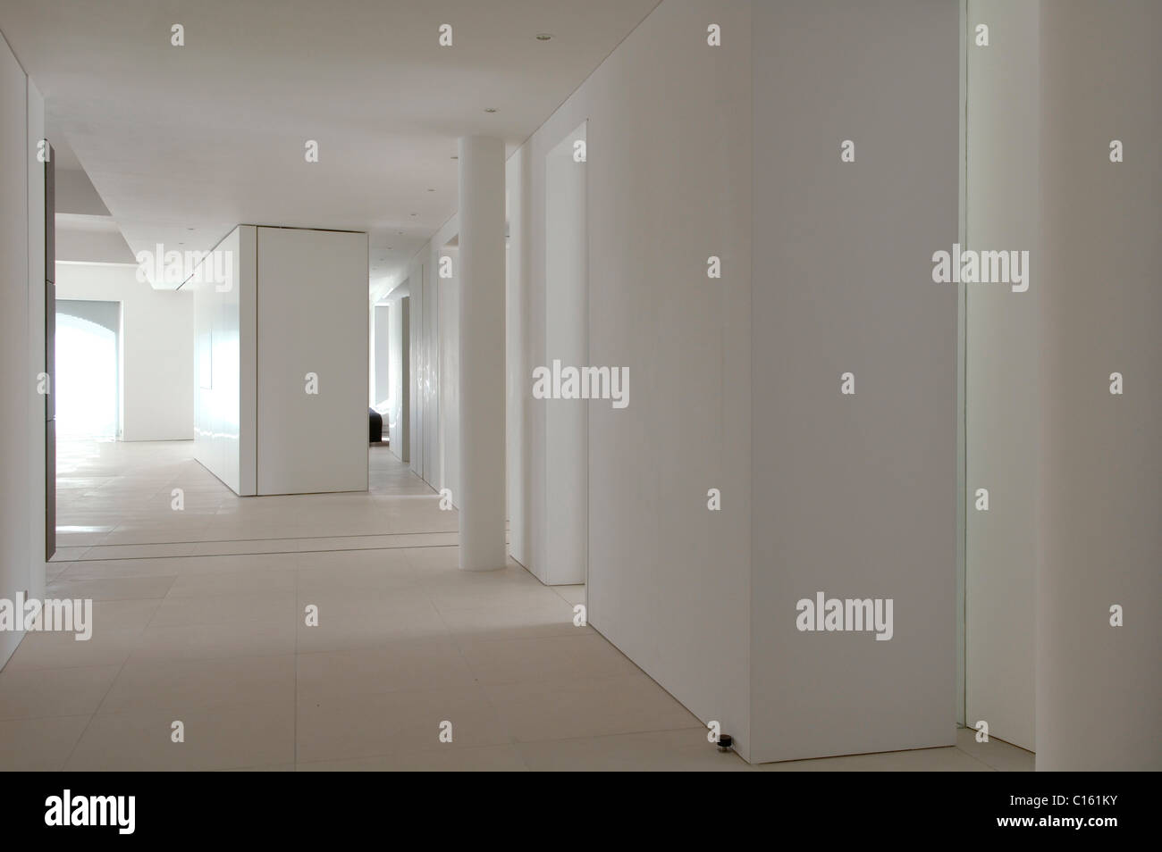 Aprire-piano bianco in stile galleria spazio nella conversione di magazzino Foto Stock