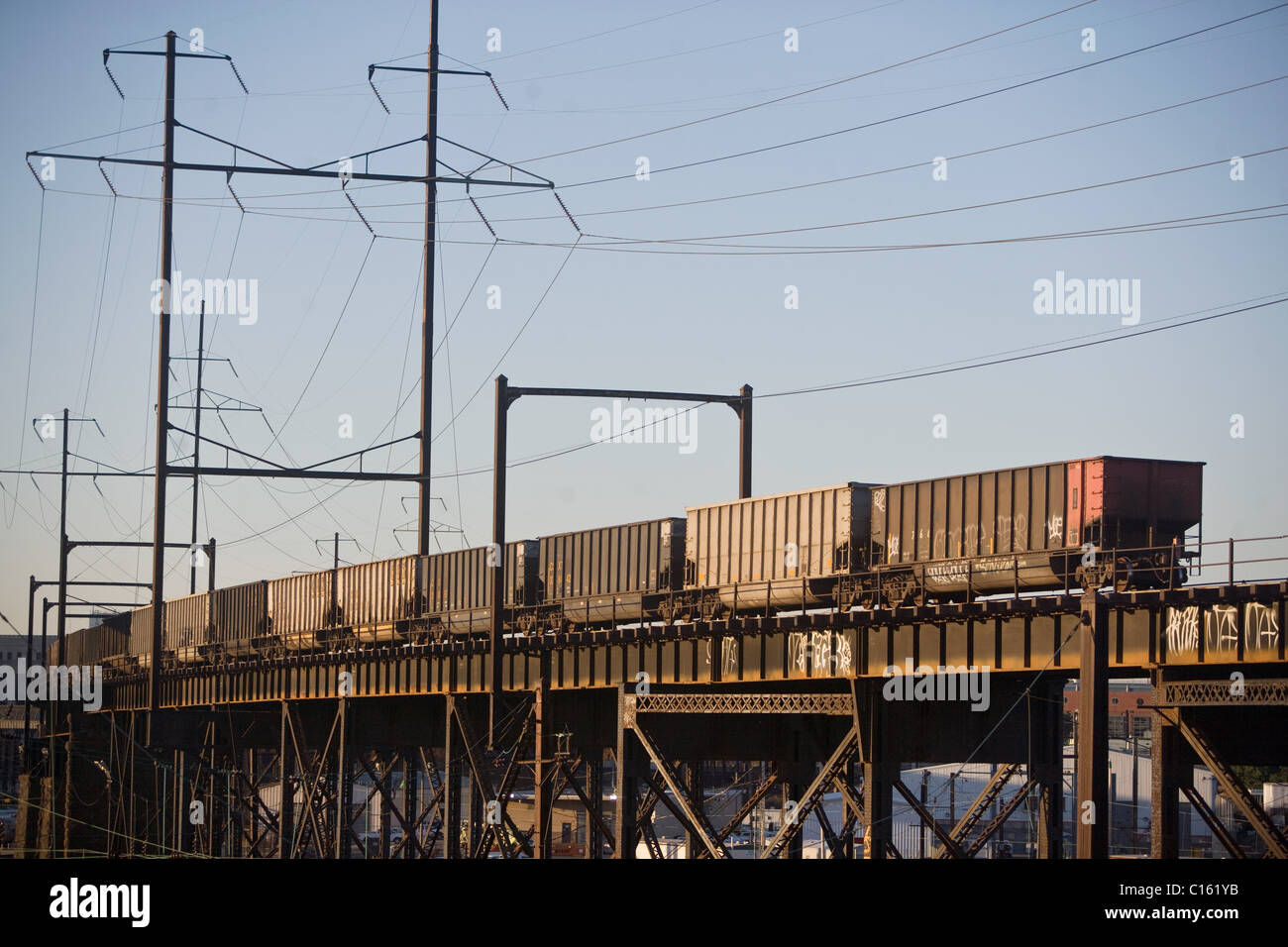 Treno merci, Benjamin Franklin Bridge, Philadelphia, Stati Uniti d'America Foto Stock