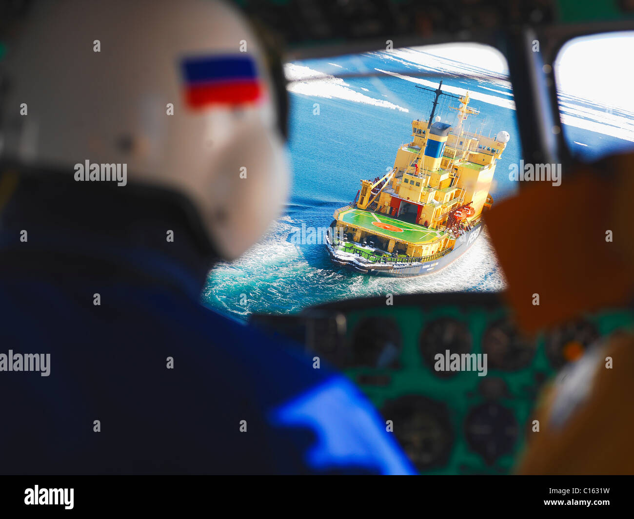 Elicottero avvicinando il rompighiaccio Kapitan Khlebnikov, Antartide Foto Stock
