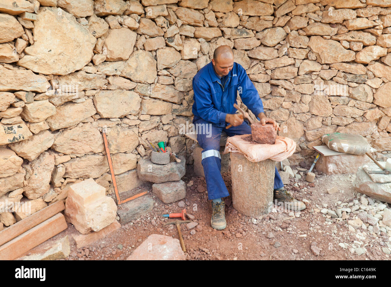 Un tradizionale stone mason lavorando presso l'Ecomuseo de la Alcogida a Tefia sull'isola delle Canarie di Fuerteventura Foto Stock