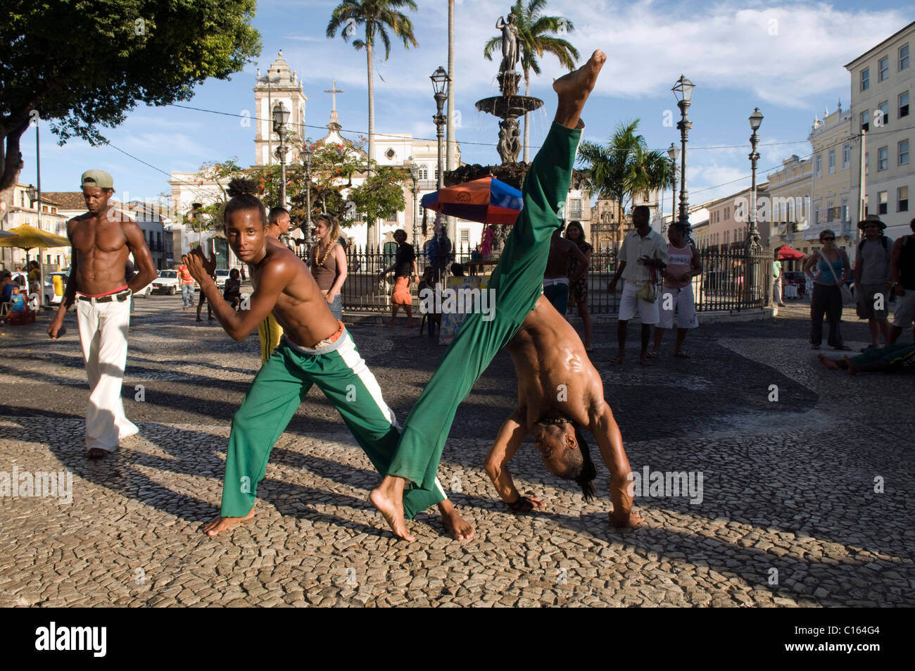 Capoeira display sul Terreiro de Jesus piazza nel centro di Salvador de Bahia Bahia, Brasile, Sud America Foto Stock