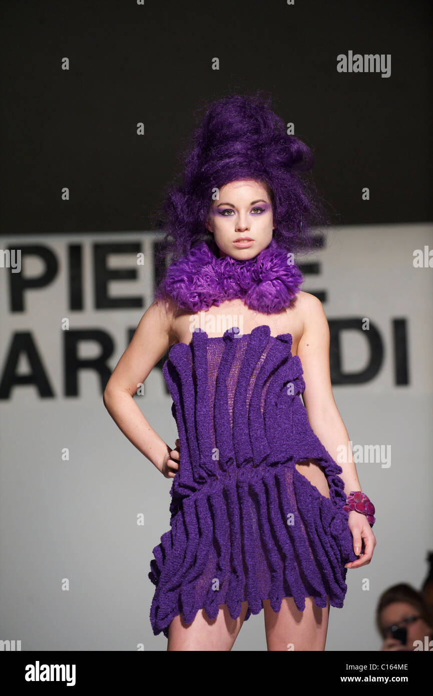 I modelli presentano il Pierre Garroudi autunno 2011 collezione a sua Gallery di Londra il 19 febbraio 2011. Foto Stock