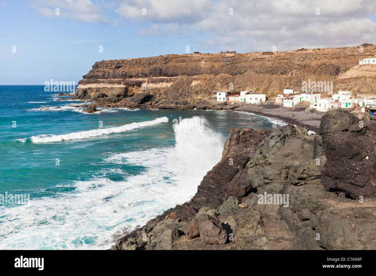 Atlantico pesante rottura mari contro le rocce presso il villaggio sul mare di Los Molinos sull'isola delle Canarie di Fuerteventura Foto Stock