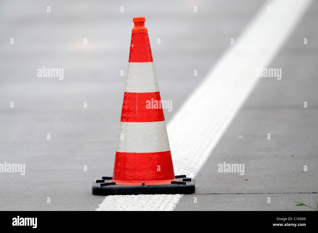 Inceppamento di traffico causato da un camion incidente sull'autostrada A8 in direzione di Stoccarda, Kirchheim/Teck, Baden-Wuerttemberg Foto Stock