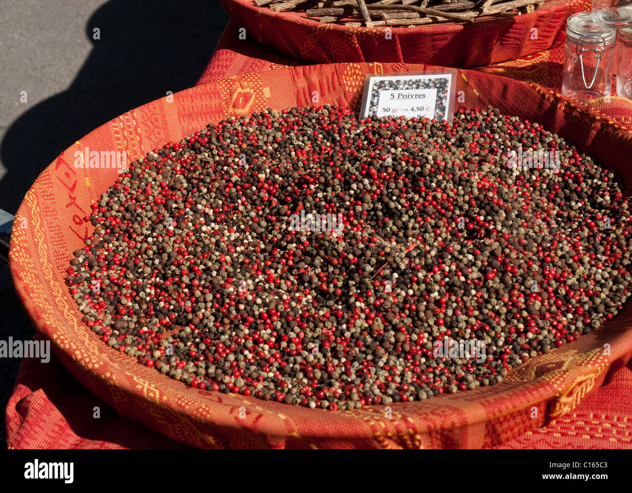 Cinque diversi tipi di peperoncini per la vendita in un cestello Foto Stock