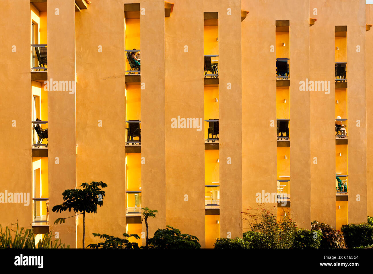 Luce della Sera sui balconi del Barceló Fuerteventura Hotel Caleta de Fuste, sull'isola delle Canarie di Fuerteventura Foto Stock