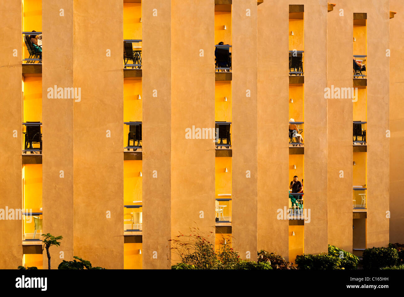 Luce della Sera sui balconi del Barceló Fuerteventura Hotel Caleta de Fuste, sull'isola delle Canarie di Fuerteventura Foto Stock