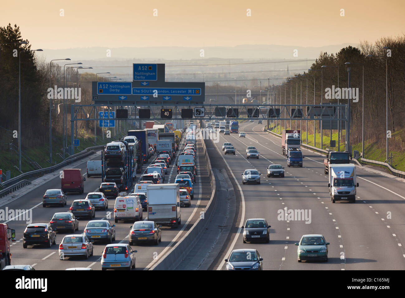 Occupato dal lunedì mattina il traffico sul nuovo 4 quattro lane sezione dell'autostrada M1 nei pressi di svincolo 25 Nottingham Inghilterra GB UK UE Foto Stock