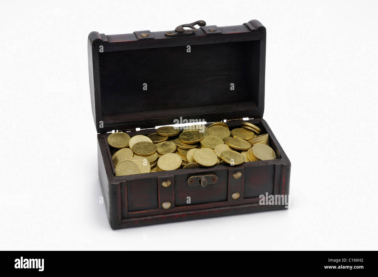 Scrigno, scatola di legno con color oro delle monete in euro Foto Stock