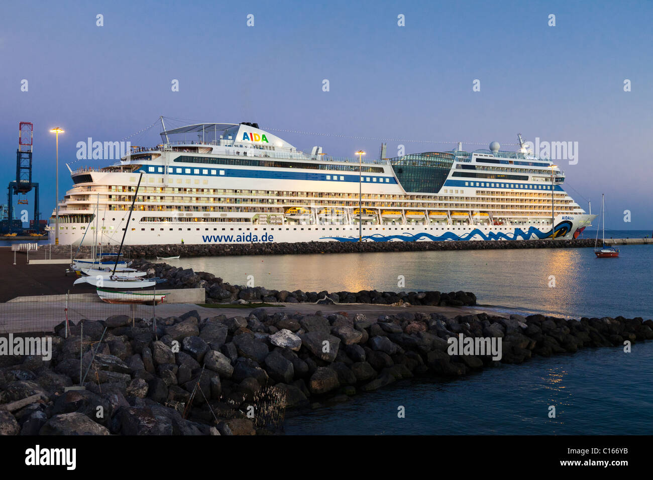 La lussuosa nave da crociera AIDAblu al crepuscolo di lasciare il porto di Puerto del Rosario sull'isola delle Canarie di Fuerteventura Foto Stock