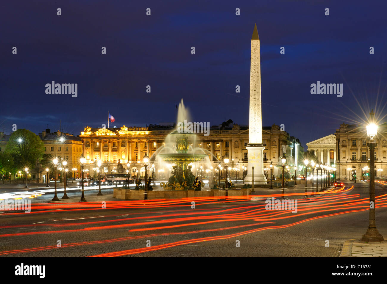 Il traffico della città e obelisco a Place de la Concorde, Galerie Nationale du Jeu de Paume, il Musee de l'Orangerie, Parigi, Francia Foto Stock