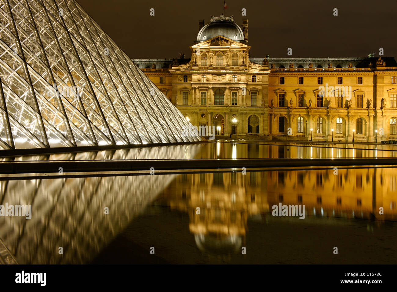 La piramide di vetro con il Louvre, centro città, Parigi, Francia, Europa Foto Stock