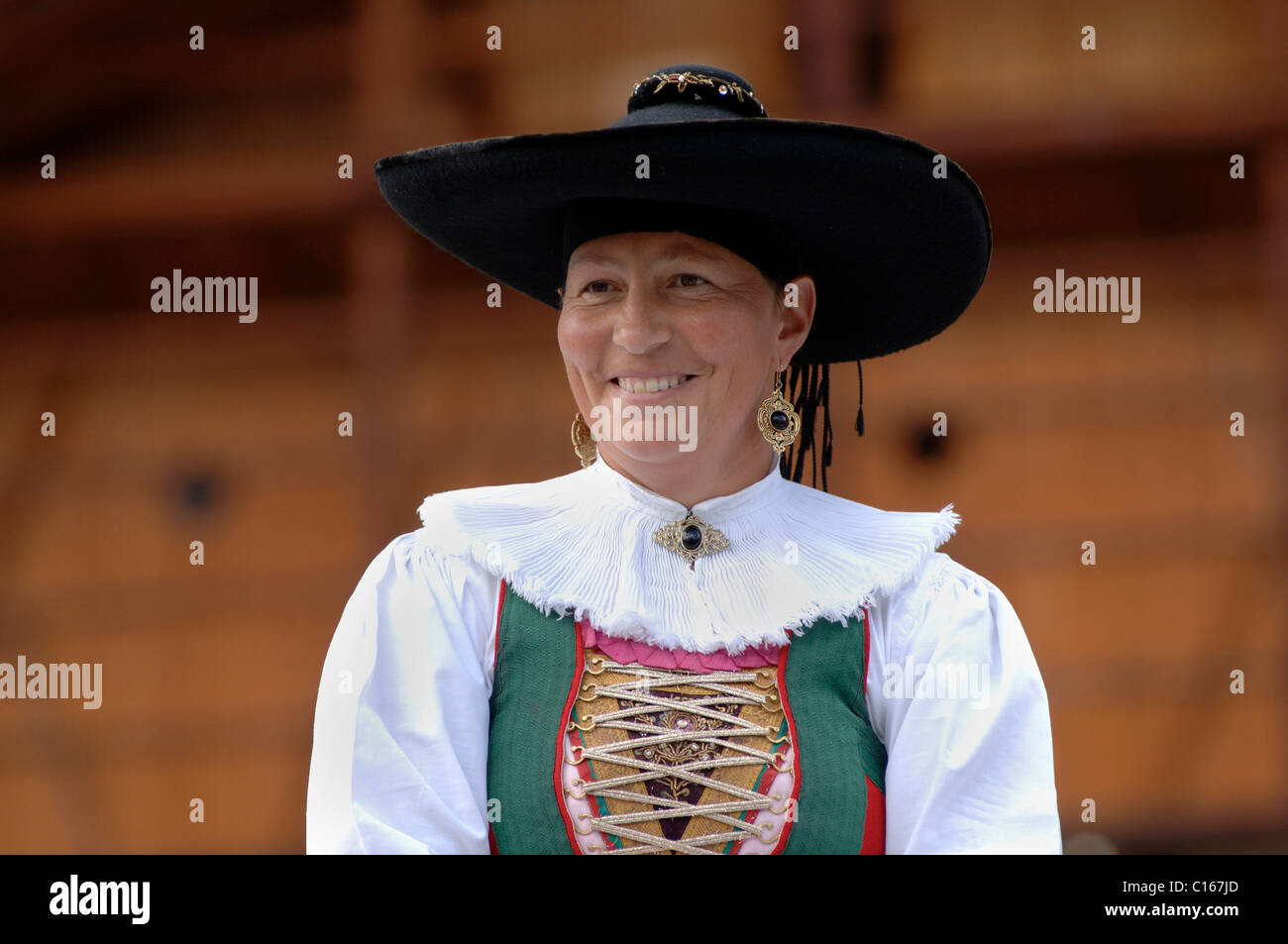 Locali di donna che indossa un costume tradizionale della Val Gardena valle durante una tradizionale processione nel villaggio di Santa Foto Stock