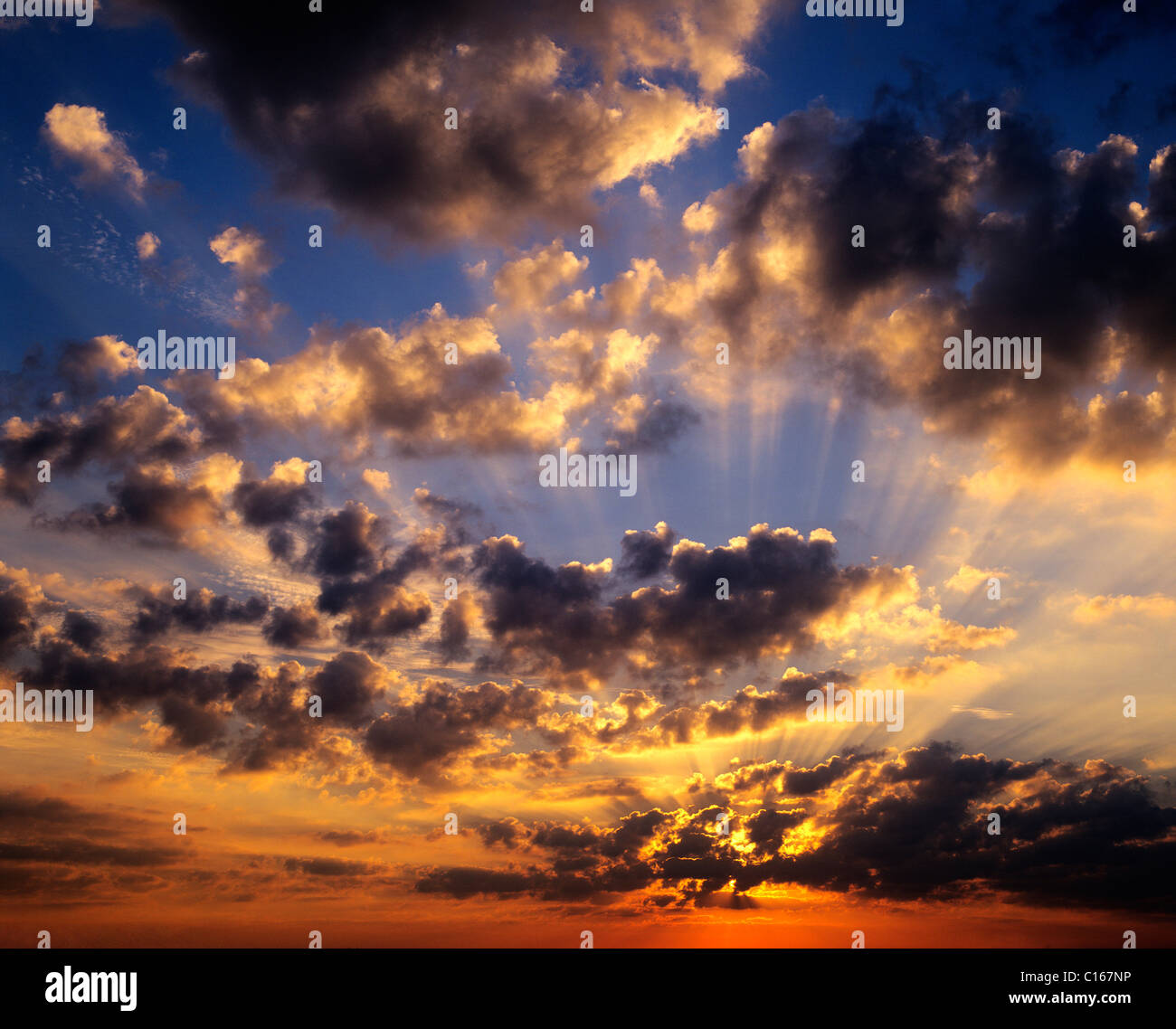Nuvoloso Tramonto sul Mar Baltico Foto Stock