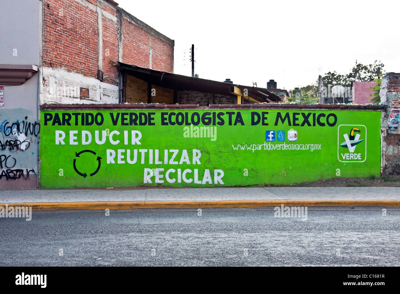 Il riciclaggio slogan & logo del messicano verde ecologico partito politico dipinto a mano sul verde vivo parete in gesso Oaxaca Messico Foto Stock