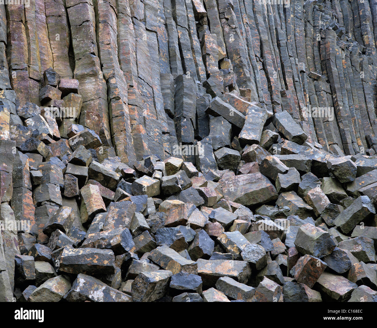 Quarry, basalto pietra di cava, array di basalto, colonne di basalto dietro  Foto stock - Alamy