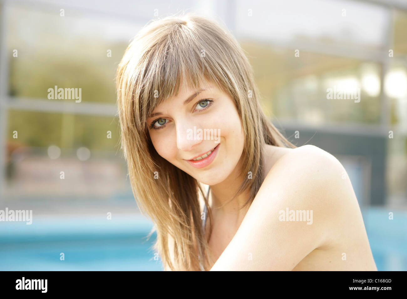 Diciannove-anno-vecchia ragazza in un parco d'acqua sorridente nella fotocamera Foto Stock