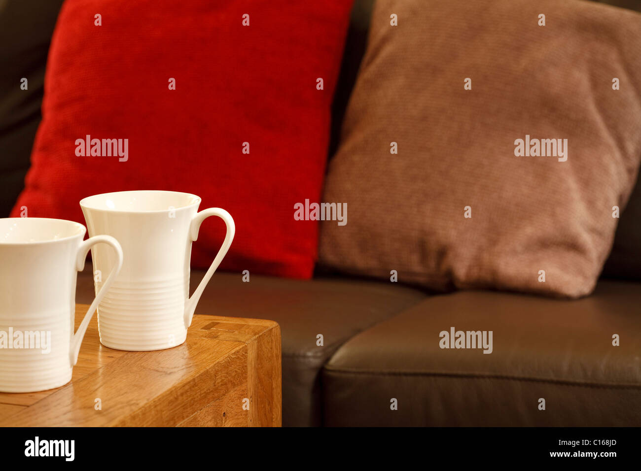 Dettaglio di un elegante coffee house con divano e tazze. Un sacco di spazio per il testo Foto Stock