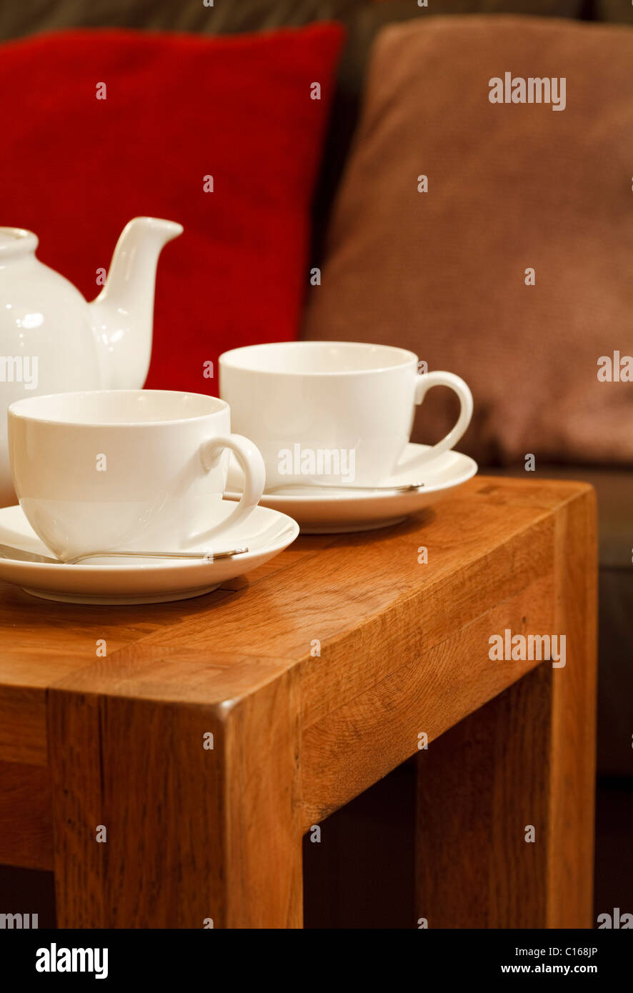 Dettaglio di un moderno arredamento con tavolo da caffè, teiera e teacups Foto Stock