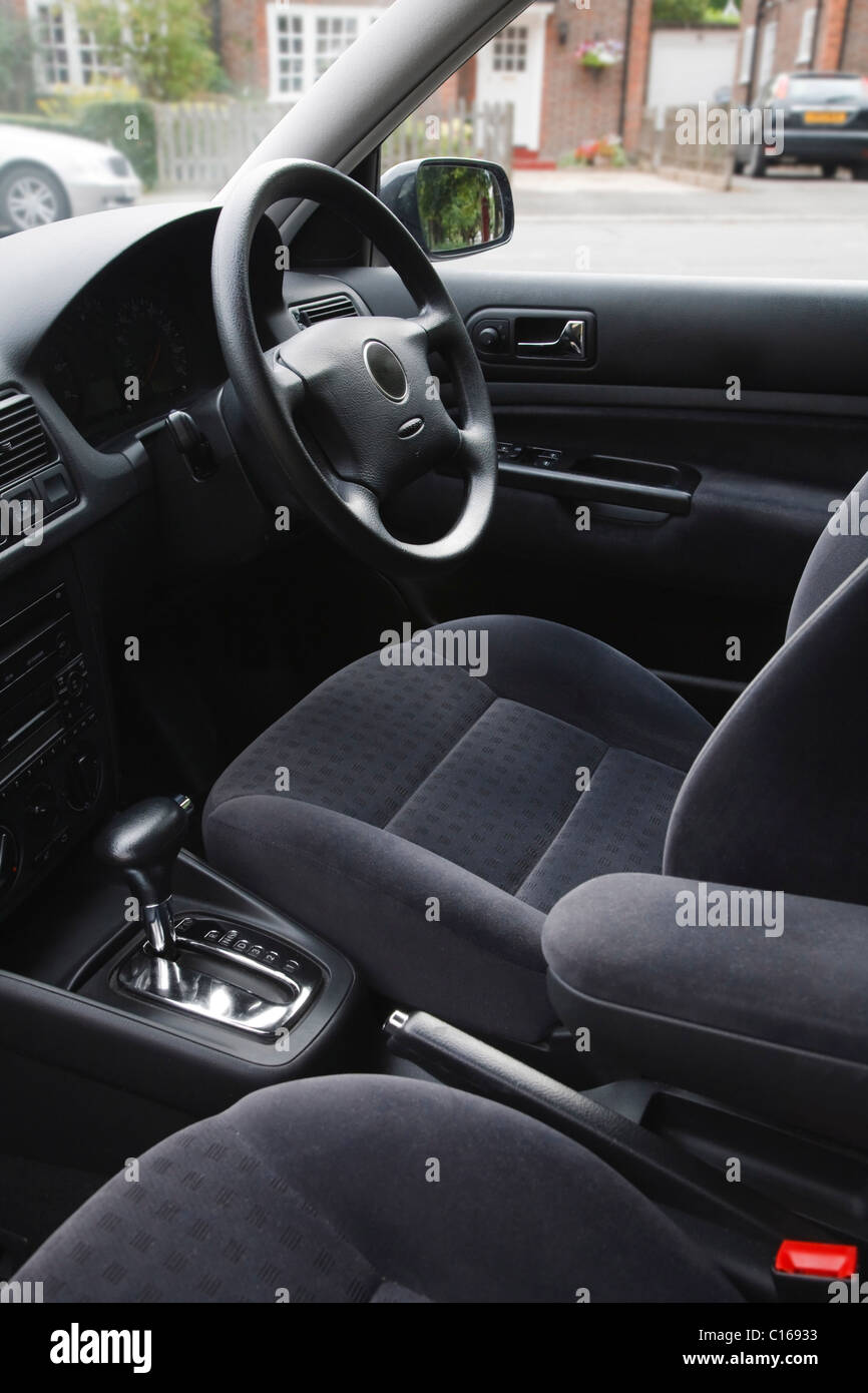 Interno di un auto europea con trasmissione automatica e il velluto grigio sedili in tessuto Foto Stock