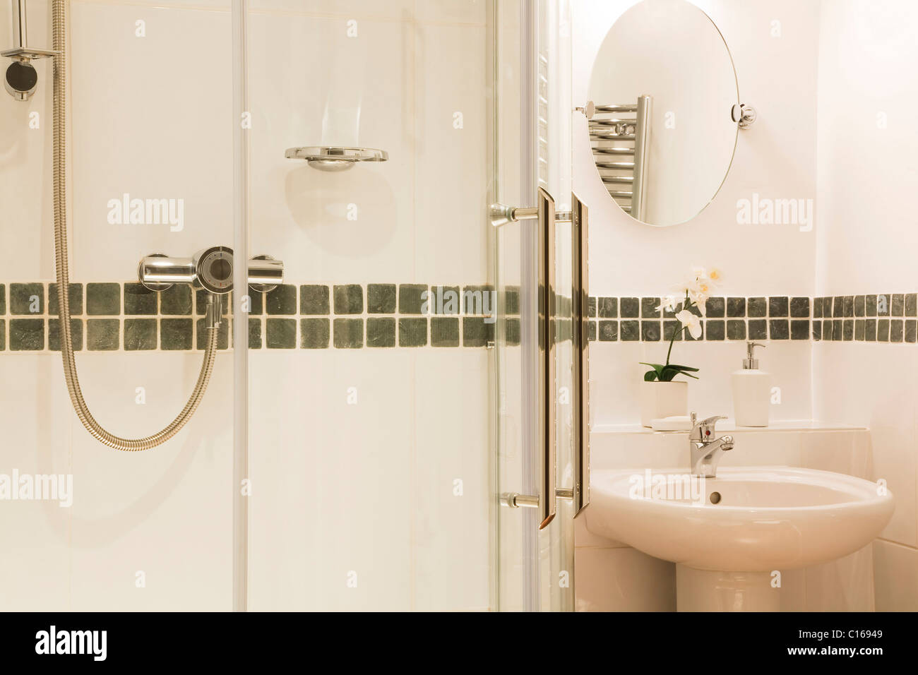Il lusso moderno bagno con contemporanea di piastrelle bianche doccia e lavabo Foto Stock