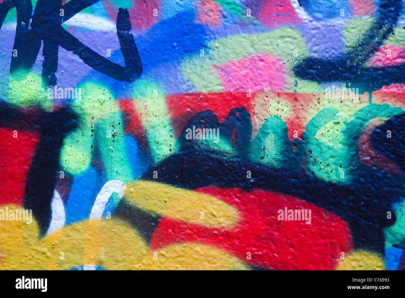 Primo piano di una parete con colorati graffiti artwork Foto Stock
