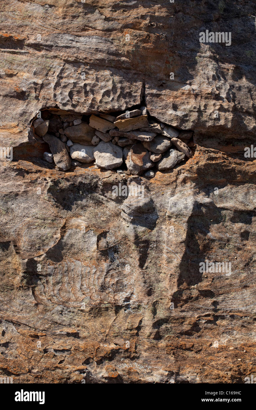 Canyon grotte di sepoltura. Isalo National Park. Madagascar. Corpi umani tumulato con rocce da membri della famiglia. Foto Stock