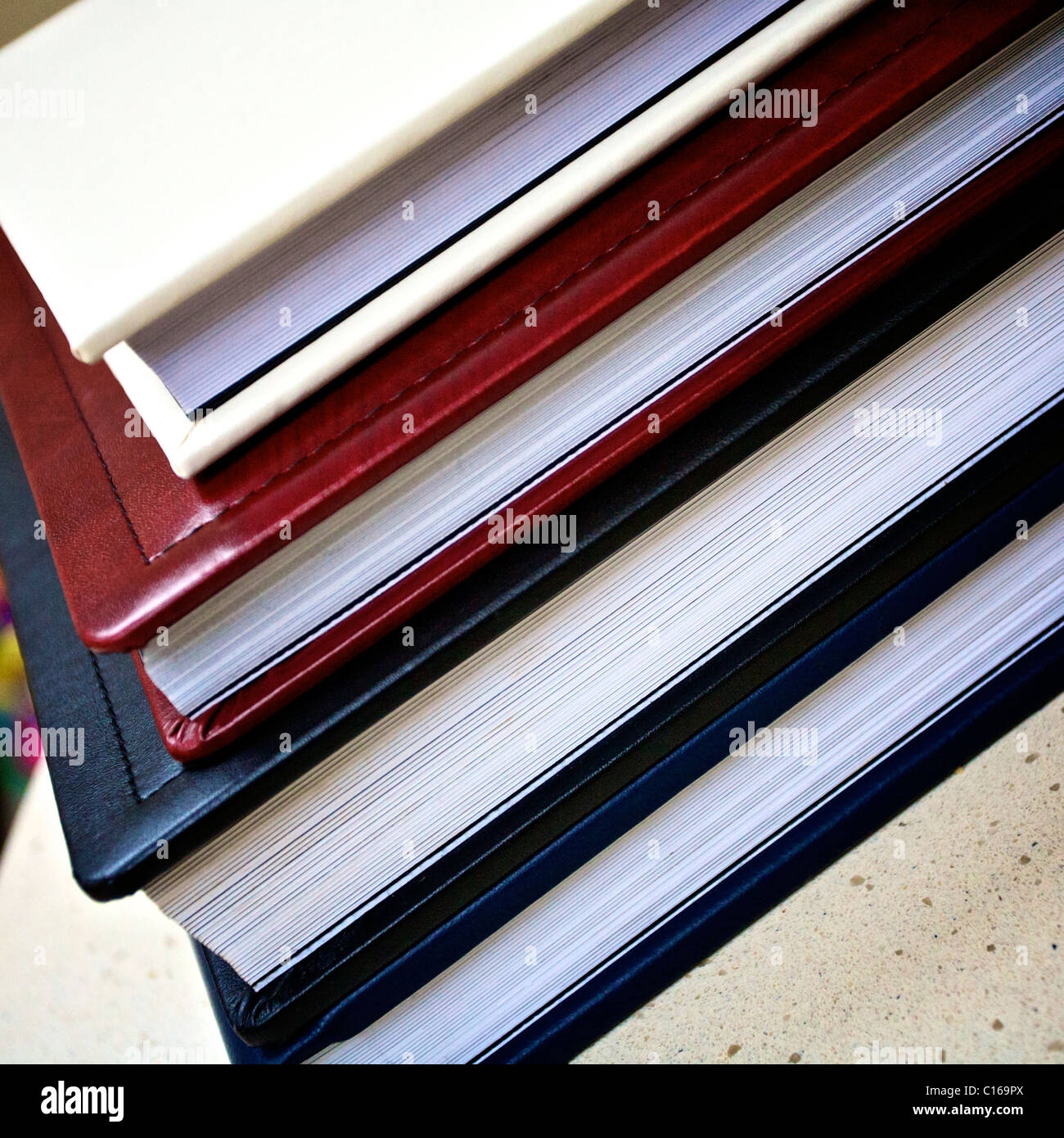 Diverse dimensioni di disco supportati Libri impilati uno sopra ogni altro Foto Stock