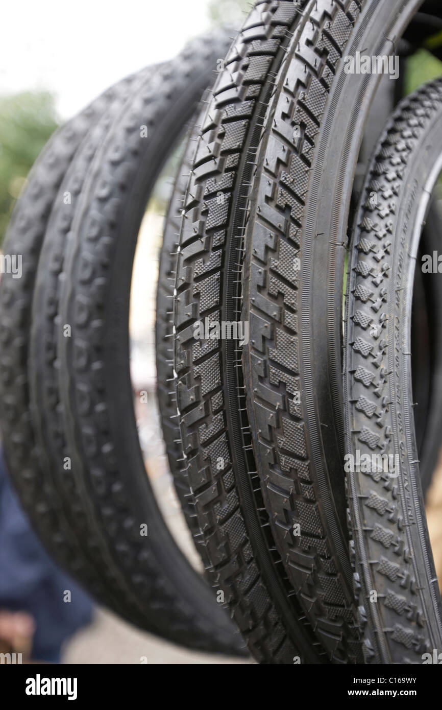 Pneumatici di biciclette in un mercato delle pulci Foto Stock