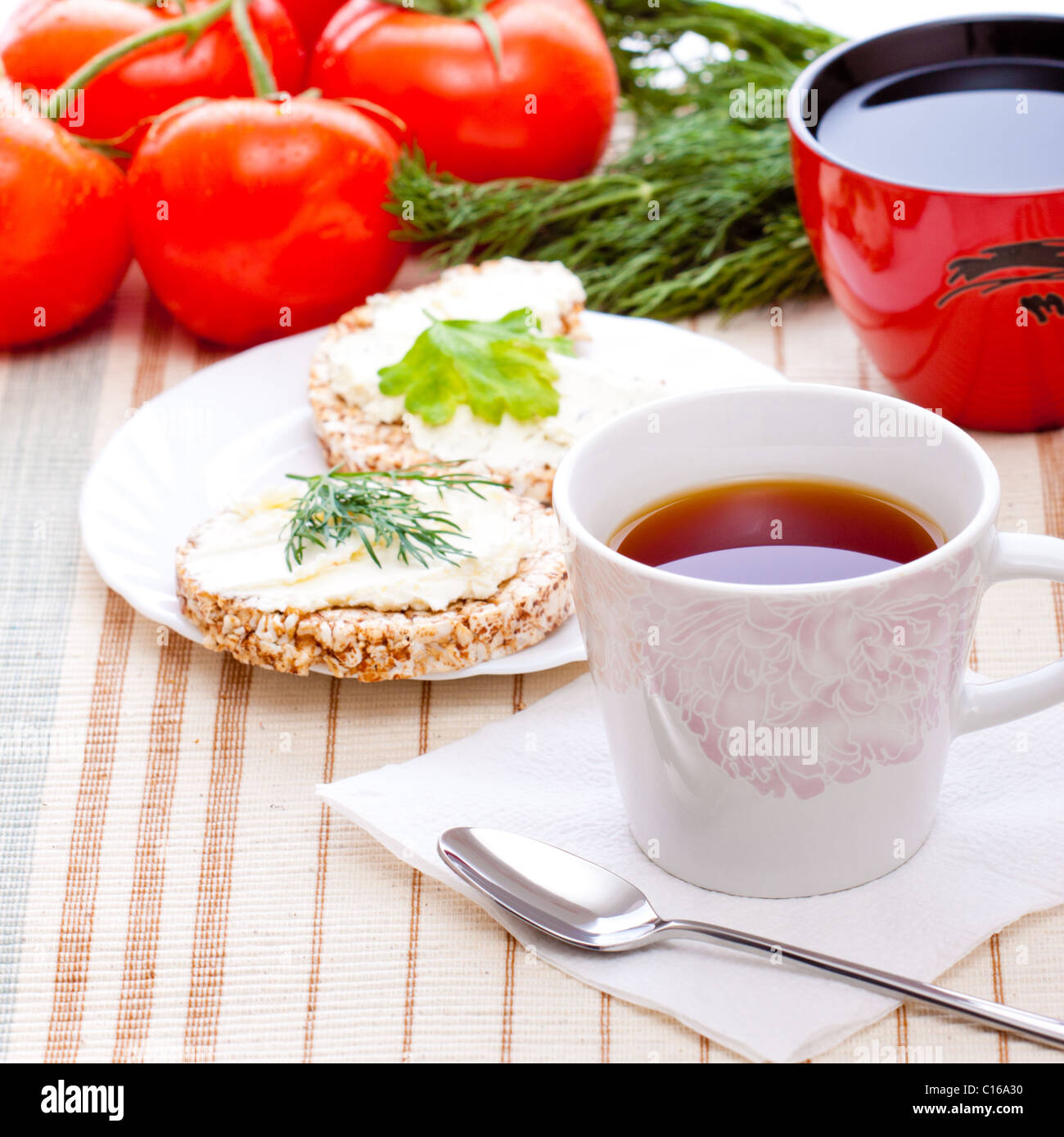 La dieta colazione con tè e pane di mais Foto Stock