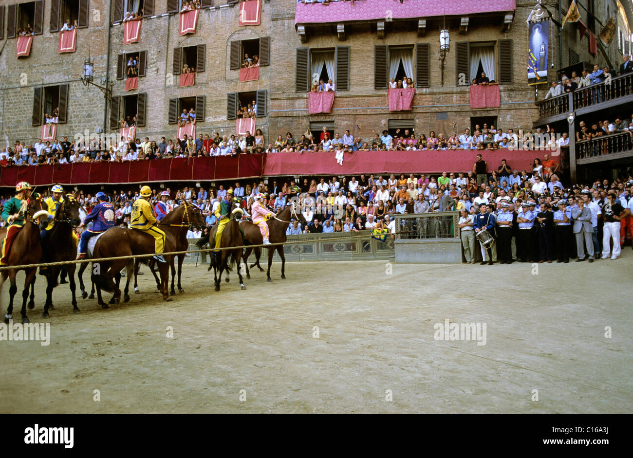 Palio storico cavallo di razza, alla linea di partenza, a Piazza del Campo a Siena, Toscana, Italia, Europa Foto Stock