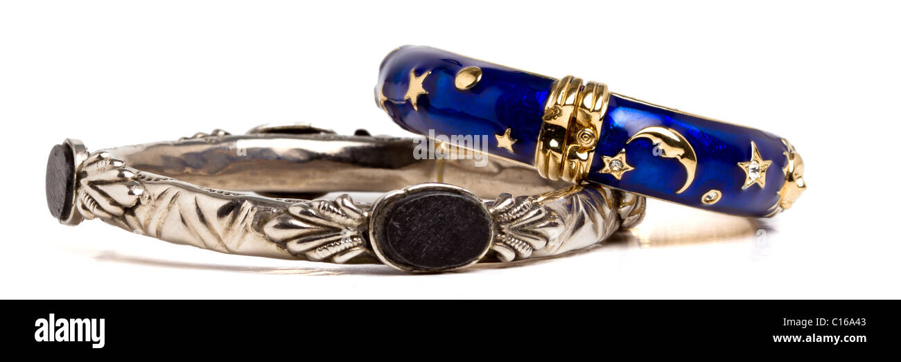Coppia di bracciali etnici isolati su bianco dal basso in prospettiva. Foto Stock Coppia di bracciali etnici isolati su bianco dal basso in prospettiva. Foto Stock