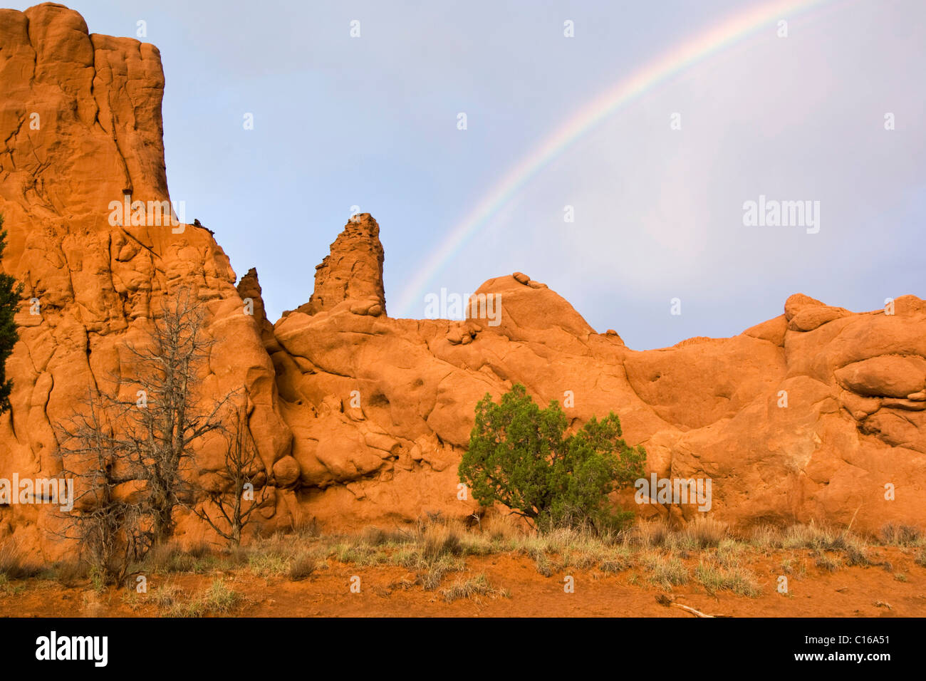 Clima burrascoso con un arcobaleno al di sopra di una formazione di roccia in Kodachrome Basin Parco Statale, Utah, USA, America del Nord Foto Stock