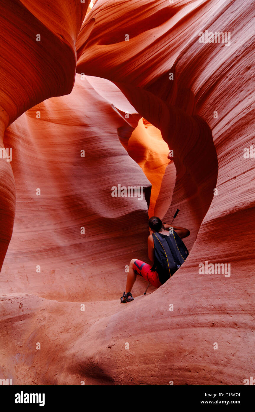 Fotografo in Slot Canyon di abbassare Antelope Canyon, il parco tribale Navajo, Pagina, Arizona, USA, America del Nord Foto Stock