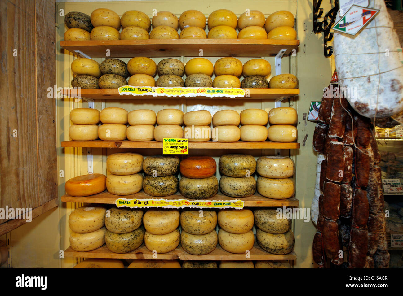 Ripiani di formaggio in De Kaaskamer negozio di formaggi, street Runstraat 7, Amsterdam, Paesi Bassi, Europa Foto Stock