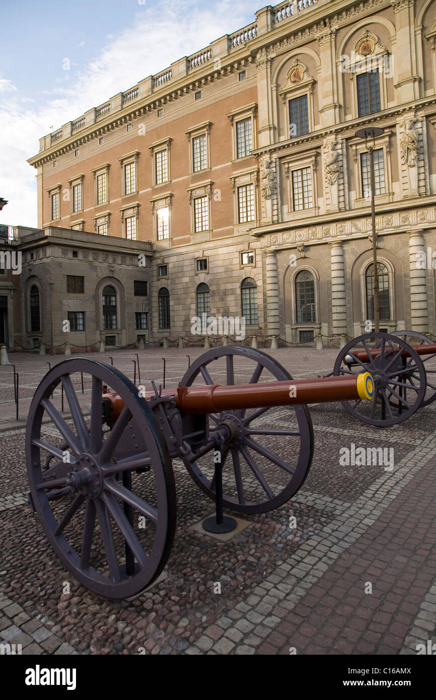 Il cannone nel cortile interno del Reale Palazzo di Città, Stoccolma, Svezia, Scandinavia, Europa Foto Stock