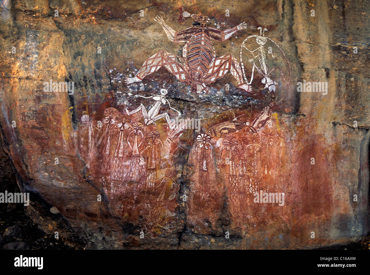 Gruppo di fantasmi, le pitture rupestri della aborigenis sul nourlangie rock, il parco nazionale Kakadu, Territorio del Nord, l'australia Foto Stock