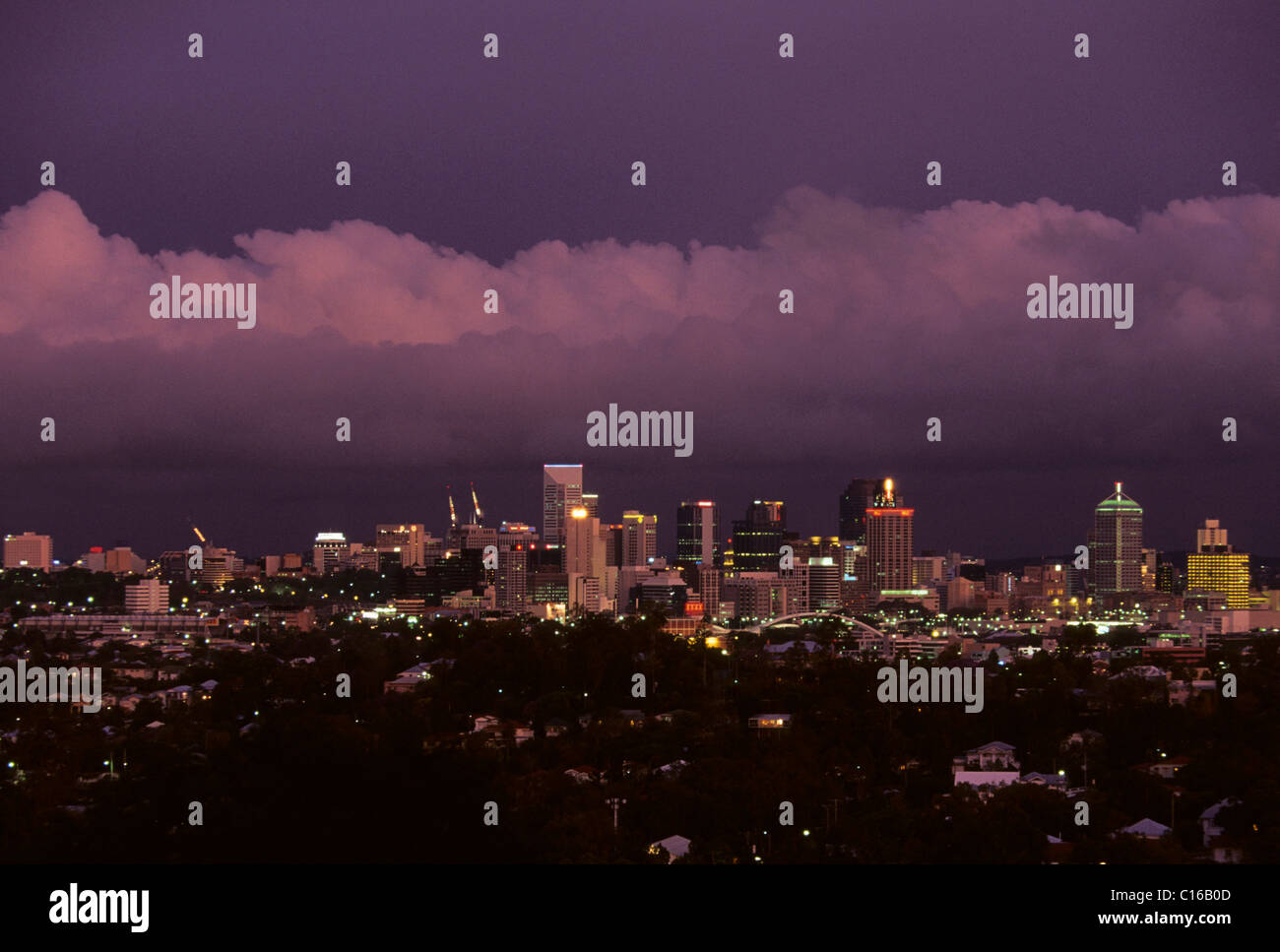 Brisbane skyline notturno cadere, blu ora, Queensland, Australia Foto Stock