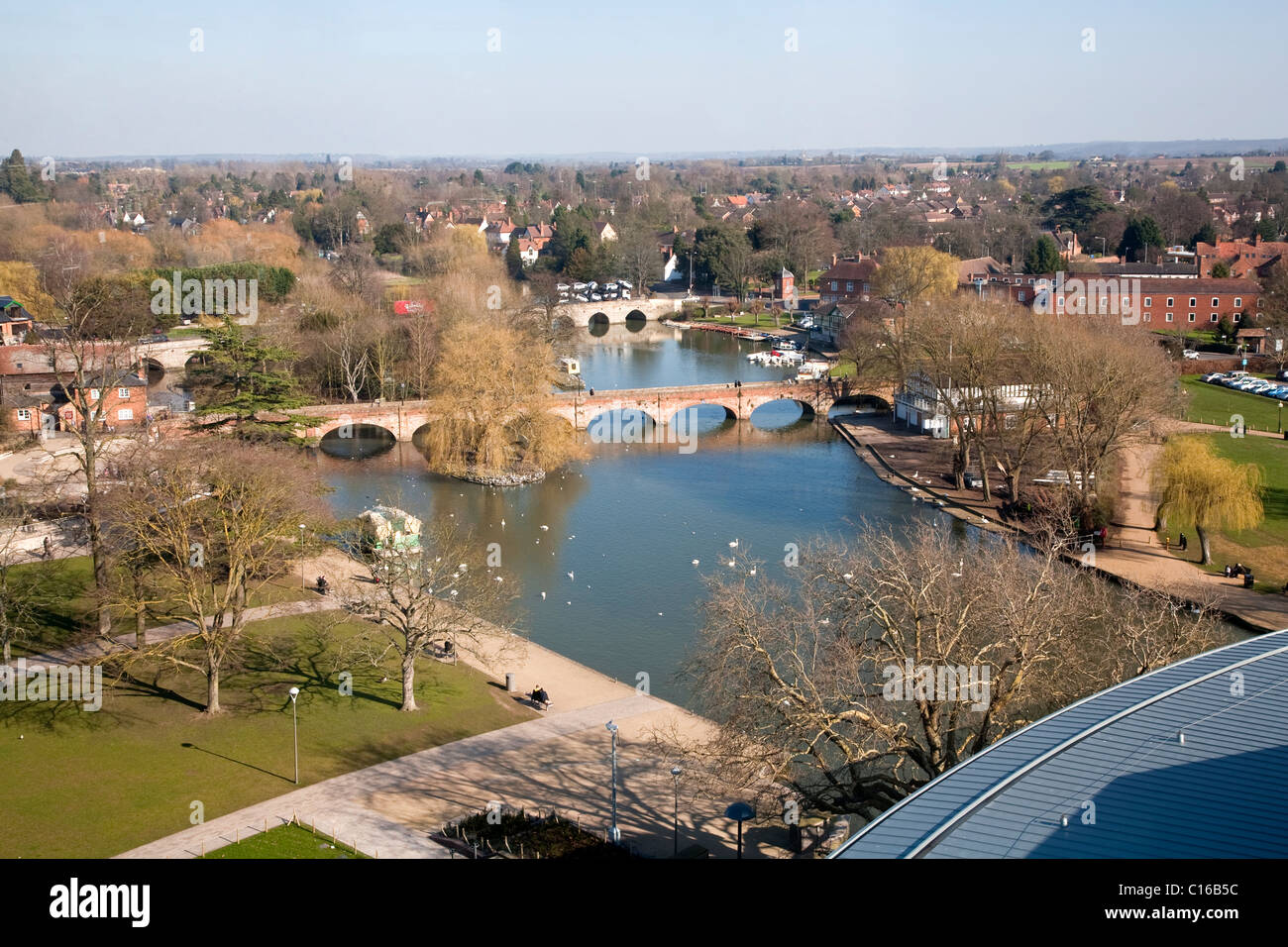 Vista di Clopton e tramvia ponti sul fiume Avon dalla torre presso l'RSC Waterside Theatre, Stratford-upon-Avon Foto Stock