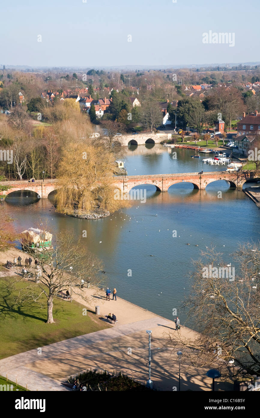 Vista di Clopton e tramvia ponti sul fiume Avon dalla torre presso l'RSC Waterside Theatre, Stratford-upon-Avon Foto Stock