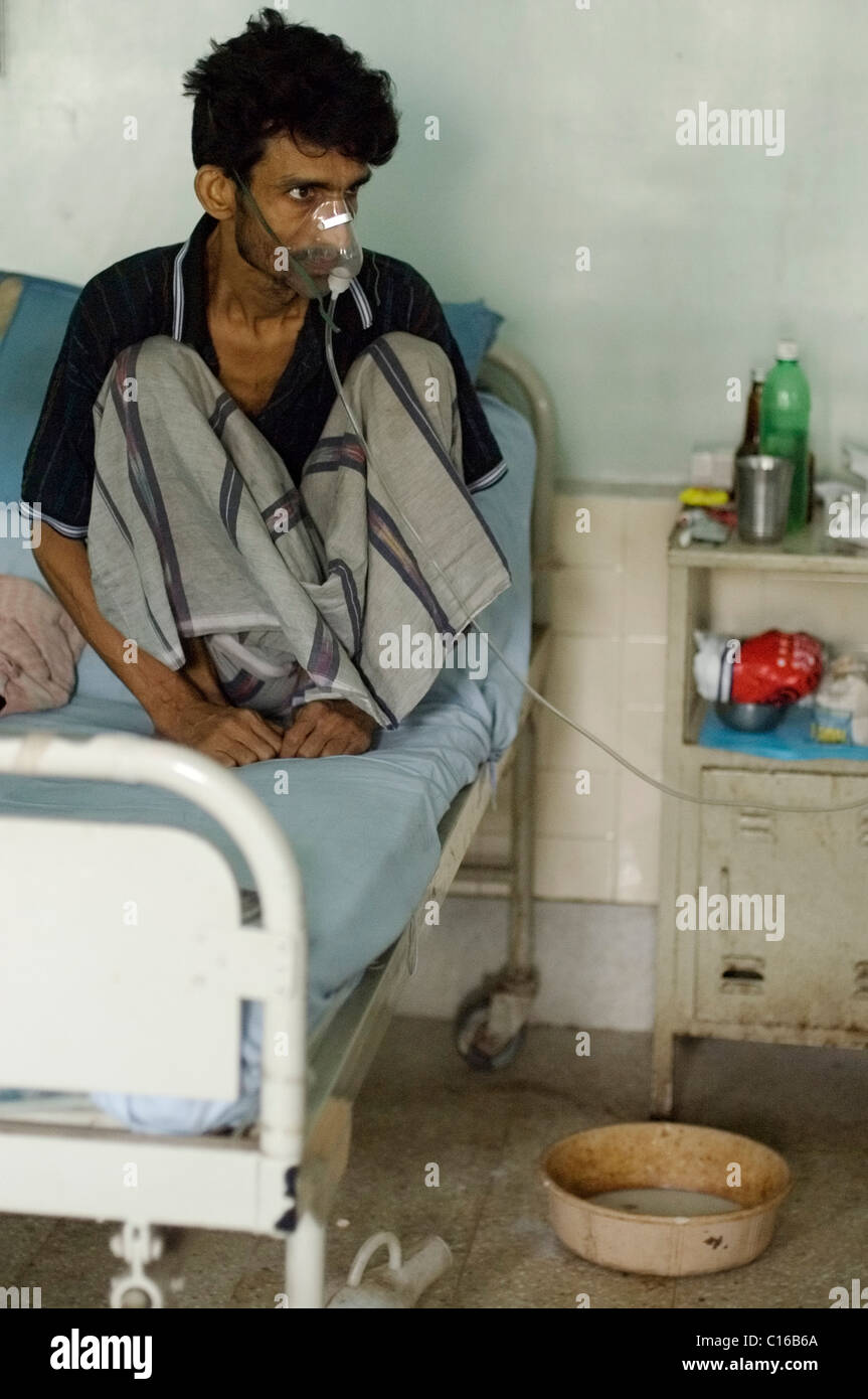 Kishan Chowwdhary, 38, infettate con pericolo di vita ceppo di tubercolosi, risente di una forte tosse e apparato respiratorio Foto Stock