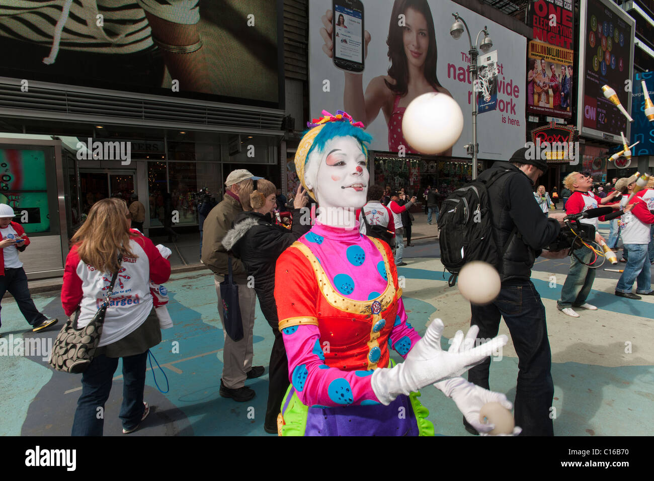 Pagliacci e altri lavoratori dal Ringling Bros Barnum & Bailey Circus destreggiarsi in Times Square come un 'Flash' mob Foto Stock