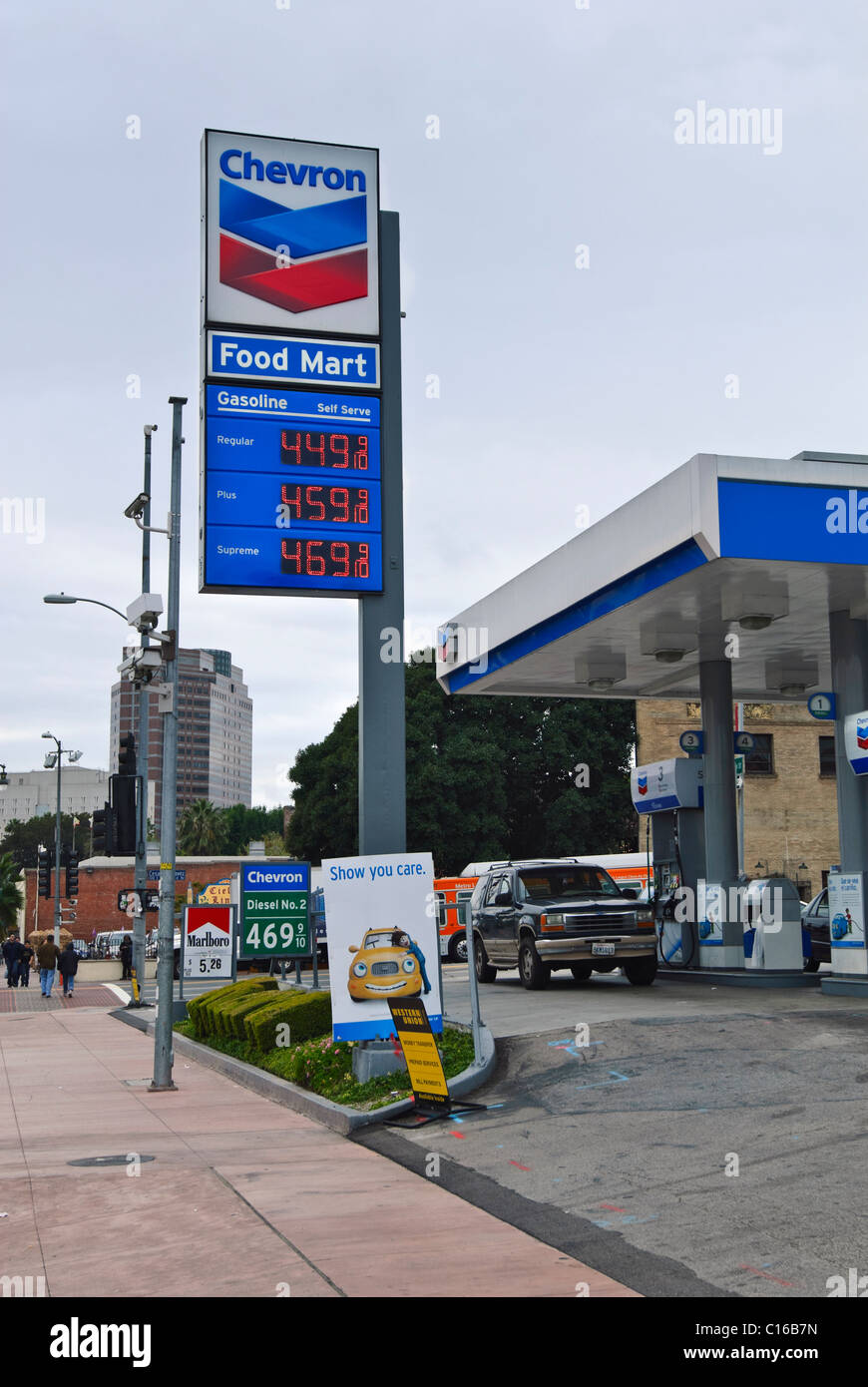 Un costoso gas station con prezzi al di sopra di 4 dollari per gallone. Foto Stock