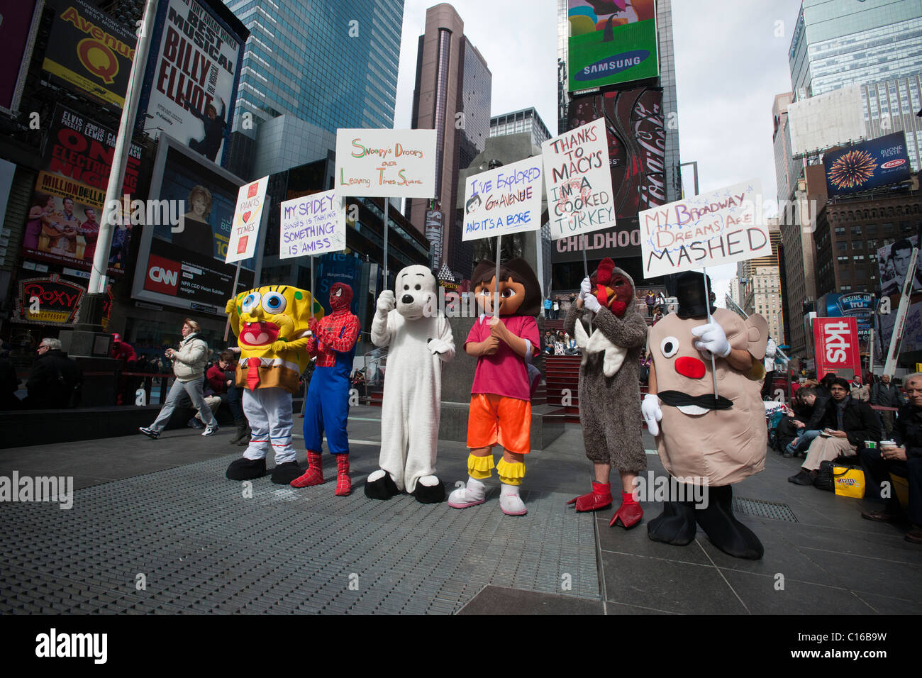 Attori vestiti come i caratteri usati in palloni in Macy's Thanksgiving Day Parade protestare la parata cambiamento di rotta Foto Stock