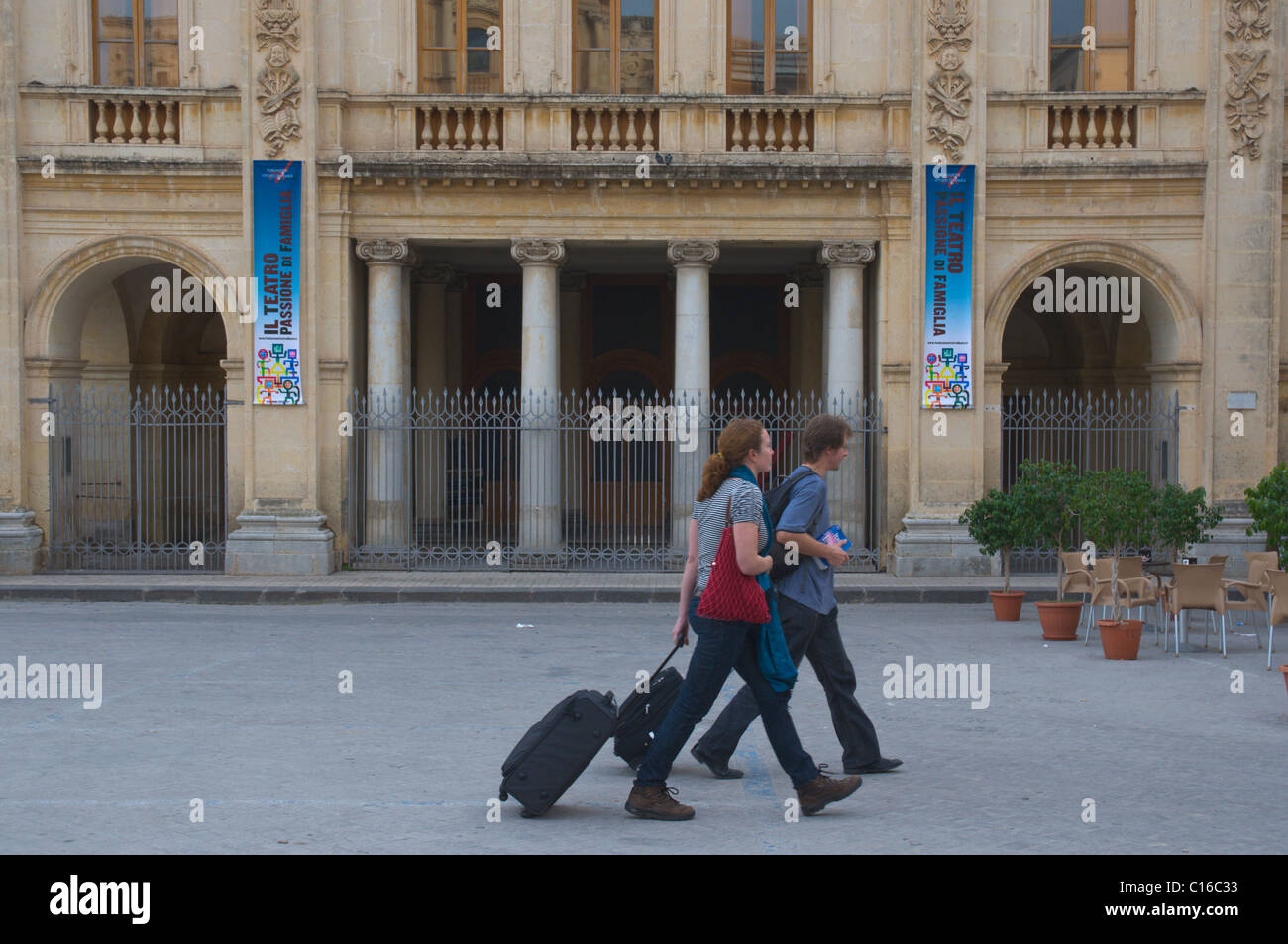 I turisti a piedi lungo Corso Vittorio Emanuele III Noto Sicilia Italia Europa Foto Stock