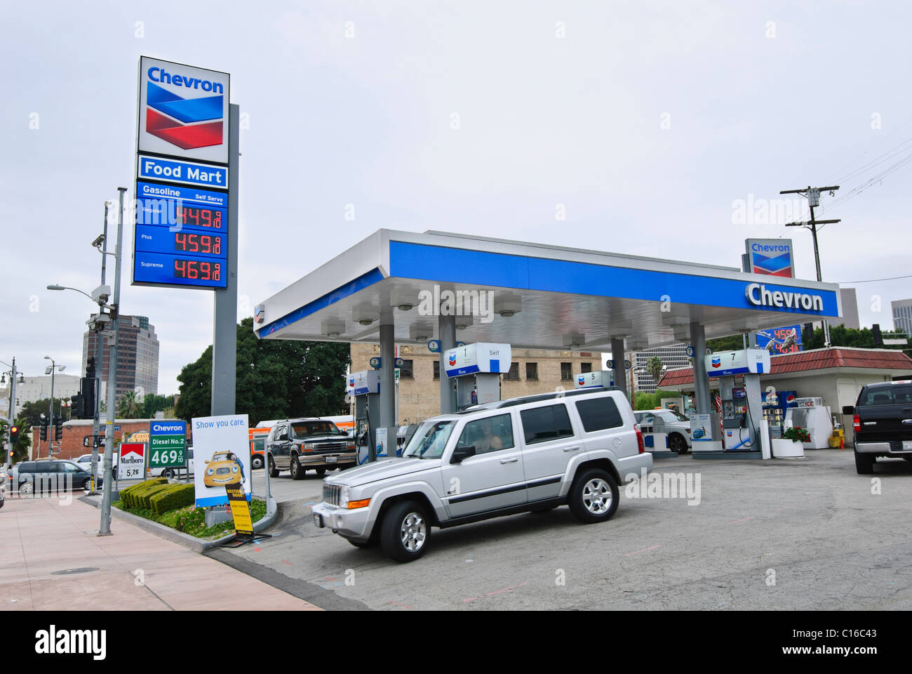Un costoso gas station con prezzi al di sopra di 4 dollari per gallone. Foto Stock