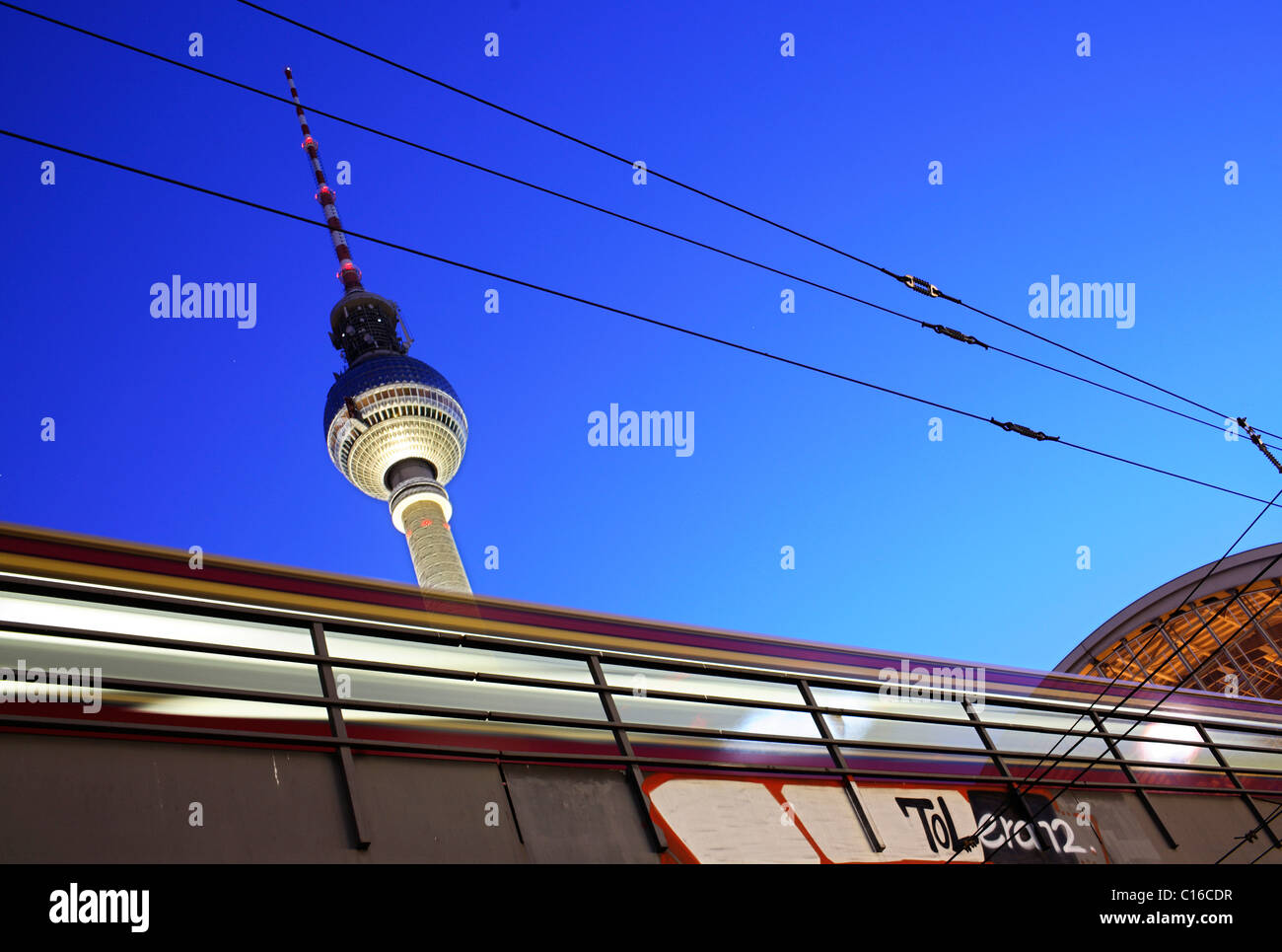 S-Bahn, la metropolitana di fronte alla torre della televisione, Alexanderplatz di Berlino, Germania, Europa Foto Stock